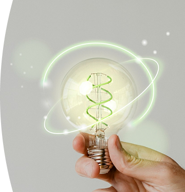 Banner ''La innovación en EPM'' mano sosteniendo bombilla con filamento en forma de ADN y efectos de luz verde