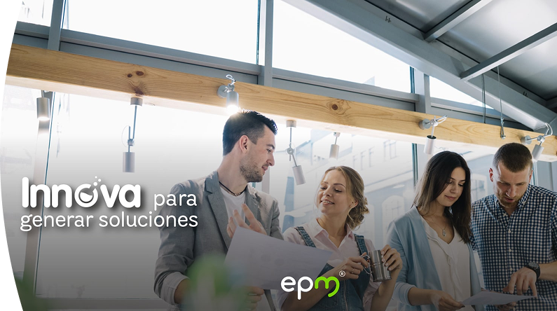 Grupo de personas colaborando en un entorno moderno con la frase 'Innova para generar soluciones'