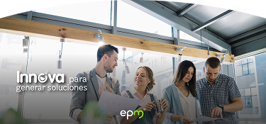 Grupo de personas colaborando en un entorno moderno con la frase 'Innova para generar soluciones'