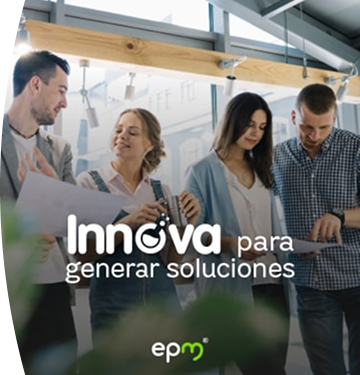 Grupo de personas colaborando en un entorno moderno con la frase 'Innova para generar soluciones'