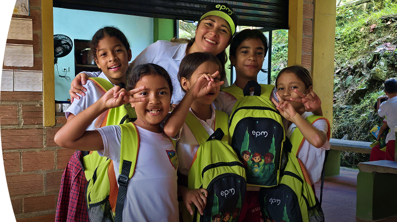 Niños posan los los kits escolares epm 2026