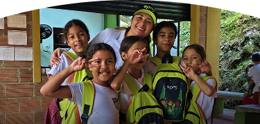 Niños posan los los kits escolares epm 2026