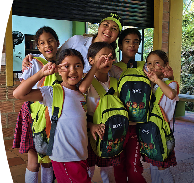 Niños posan los los kits escolares epm 2026