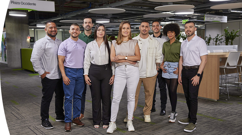 Grupo de personas posando y sonriendo en un ambiente empresarial