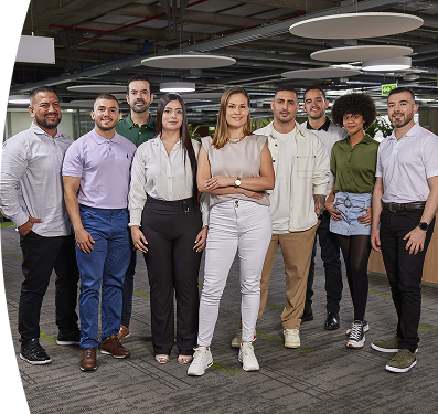 Grupo de personas posando y sonriendo en un ambiente empresarial