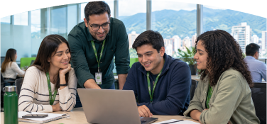 Practicantes escuchar observaciones de líder en un ambiente empresarial