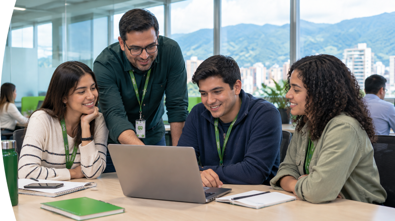 Practicantes escuchar observaciones de líder en un ambiente empresarial