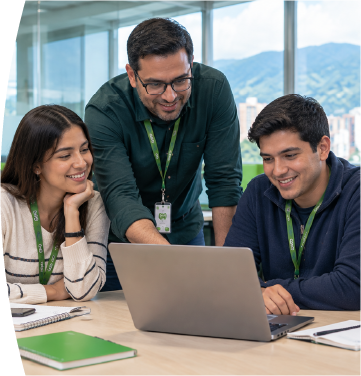 Practicantes escuchar observaciones de líder en un ambiente empresarial