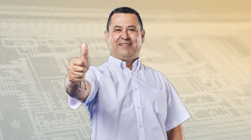 Hombre sonriendo dando pulgar arriba