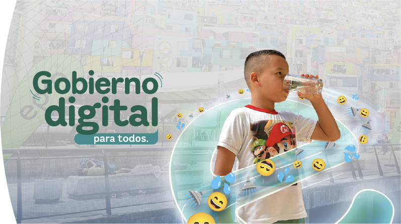 Mujer con gorro de Navidad sosteniendo un adorno frente a un árbol de luces y el texto "Gobierno digital para todos"