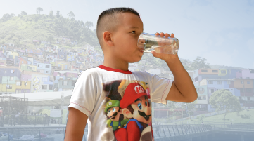 Niño tomando agua