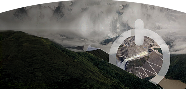 Montaje de una central hidroeléctrica dentro de un ícono de encendido sobre un paisaje de montaña.