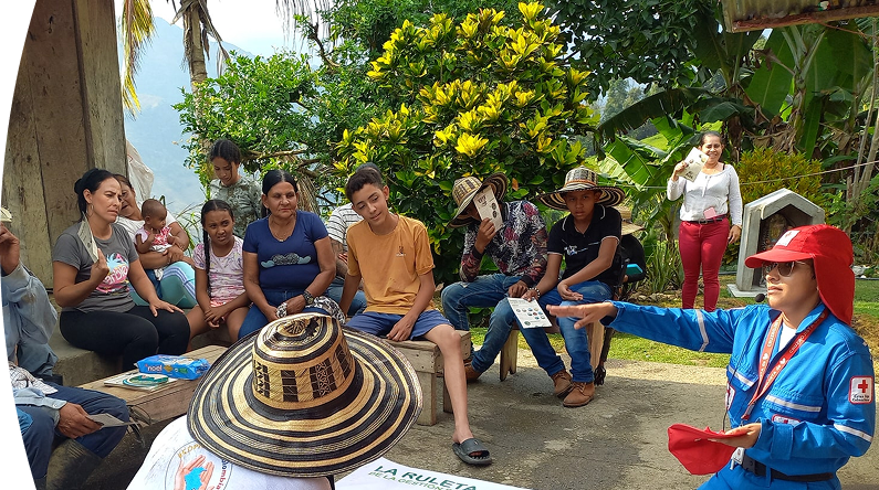 comunidad reunida realizando una actividad de prevención de desastres 