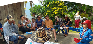 comunidad reunida realizando una actividad de prevención de desastres 