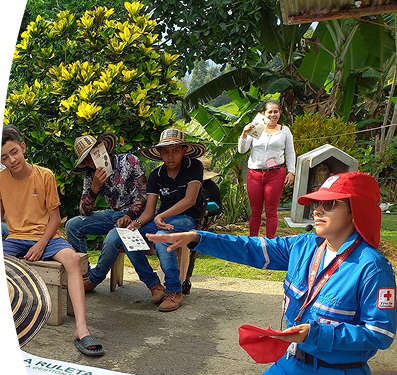 comunidad reunida realizando una actividad de prevención de desastres 