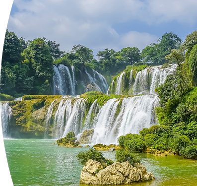 Cascadas rodeadas de vegetación exuberante desembocando en un río de agua