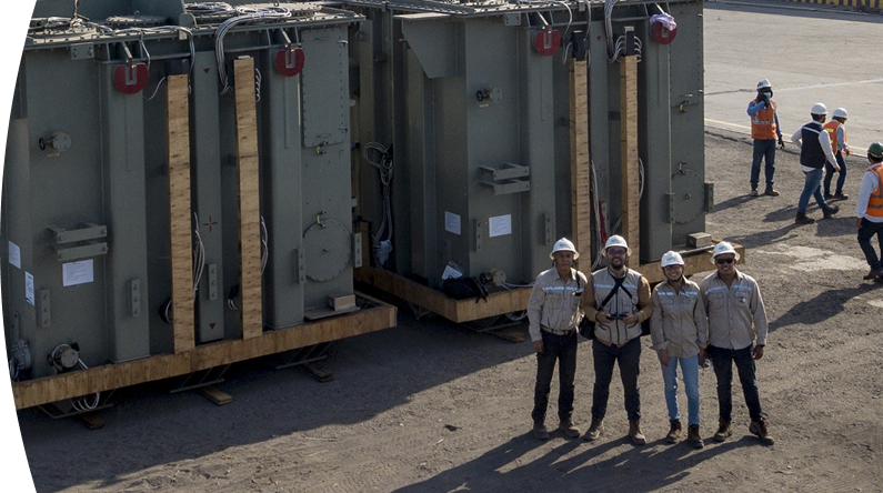 grupo de trabajadores al lado de generadores eléctricos 