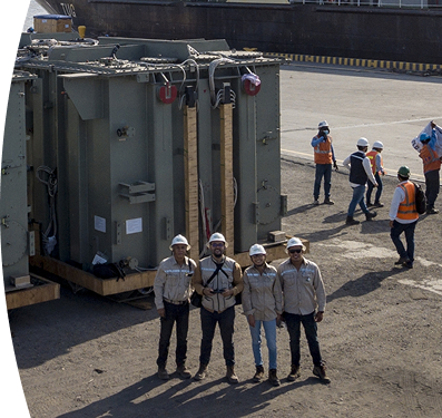 grupo de trabajadores al lado de generadores eléctricos 