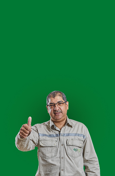 Colaborador de EPM con uniforme beige realiza gesto de aprobación con el pulgar arriba sobre fondo verde.