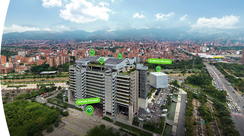 Vista aérea de la sede principal de EPM en Medellín, con señalización de la entrada principal y el Auditorio Himerio Pérez, rodeada de edificios, avenidas y montañas al fondo