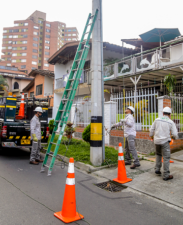 Personal técnico de EPM realiza labores de mantenimiento en infraestructura eléctrica en un sector residencial de Antioquia.