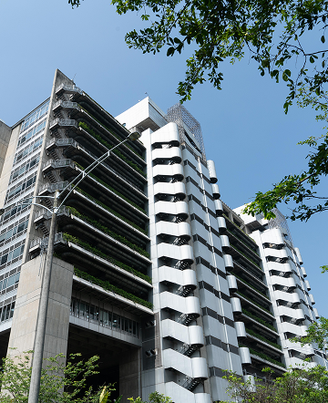 Edificio de EPM rodeado de vegetación