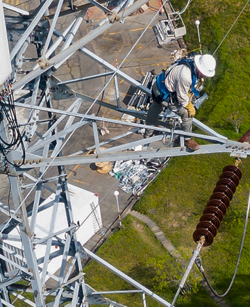  Técnico realiza labores de mantenimiento en infraestructura eléctrica