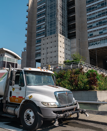Carrotanque de Emvarias frente al edificio de EPM