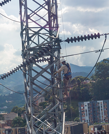  Técnico de EPM realizando mantenimiento en red eléctrica en una torre de transmisión