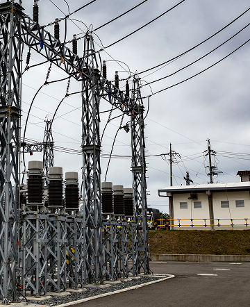Subestación eléctrica con equipos de alta tensión donde EPM realiza labores de mantenimiento para garantizar la continuidad del servicio