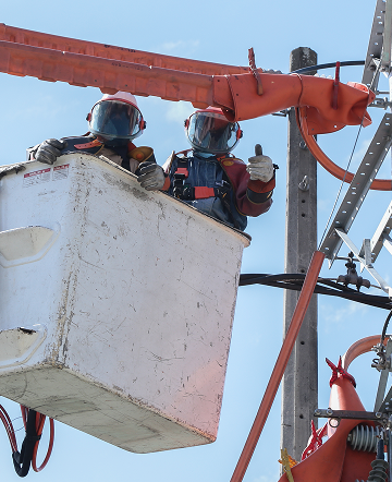 Dos trabajadores realizan labores de mantenimiento en infraestructura eléctrica de EPM