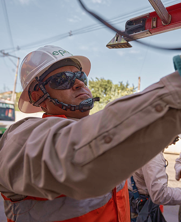 Funcionario de EPM realiza mantenimiento de energía