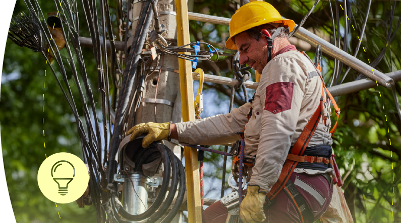 Funcionario de EPM realiza mantenimiento sobre poste de energía eléctrica, acompañado de un icono de bombilla