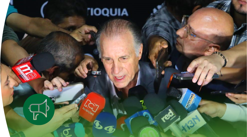 Fotografía del gerente general de EPM John Maya, habla mientras es rodeado por numerosos periodistas que le acercan micrófonos, grabadoras y teléfonos móviles