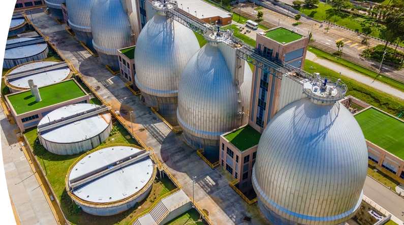 Vista aérea de una planta de tratamiento de agua
