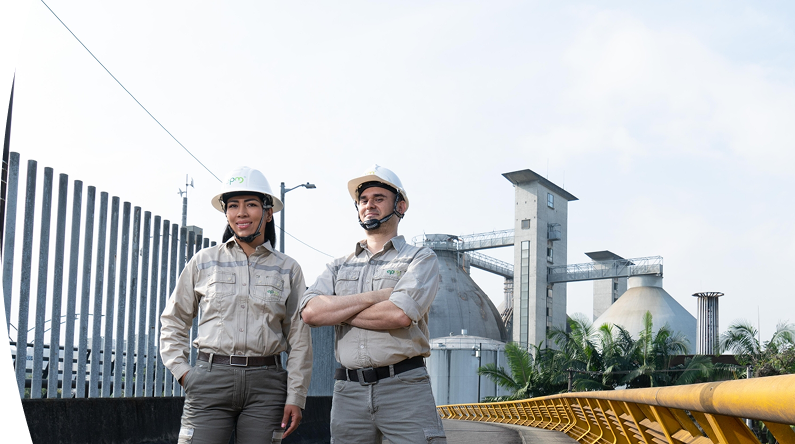 Fotografía de dos trabajadores de EPM y de fondo una planta
