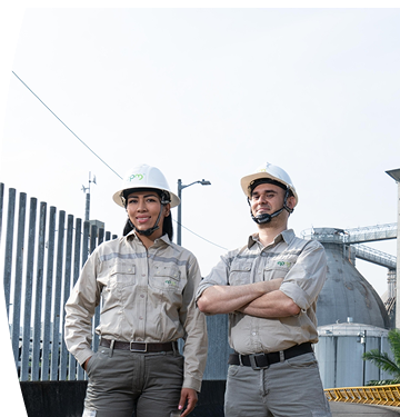 Fotografía de dos trabajadores de EPM y de fondo una planta
