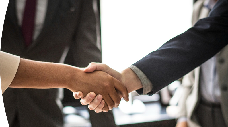 Dos personas estrechándose la mano