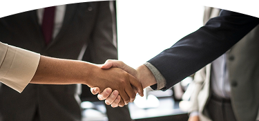 Dos personas estrechándose la mano