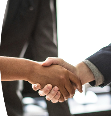 Dos personas estrechándose la mano