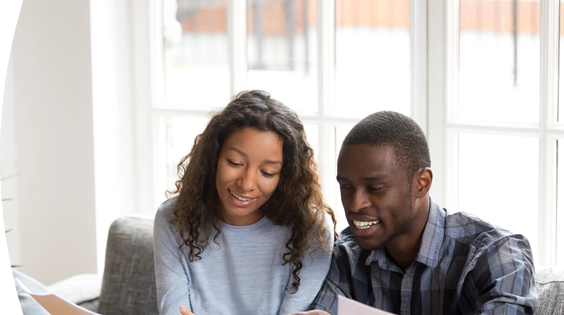 Dos personas mirando algo juntos