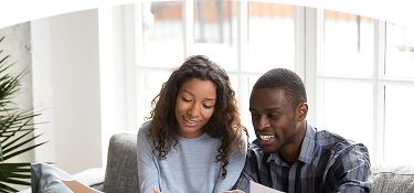 Dos personas mirando algo juntos