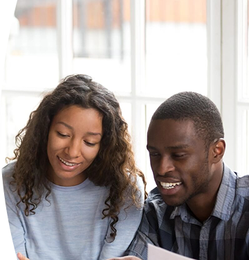 Dos personas mirando algo juntos