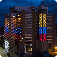 Edificio de EPM alumbrado con la bandera de Colombia