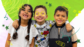 Tres niños sonriendo abrazados con dibujos infantiles de coronas y estrellas sobre un fondo verde y violeta.