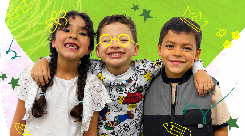 Tres niños sonriendo abrazados con dibujos infantiles de coronas y estrellas sobre un fondo verde y violeta.
