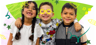 Tres niños sonriendo abrazados con dibujos infantiles de coronas y estrellas sobre un fondo verde y violeta.