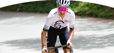 Ciclista con uniforme de EPM participando en una competencia deportiva en carretera