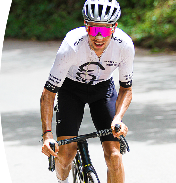 Ciclista con uniforme de EPM participando en una competencia deportiva en carretera