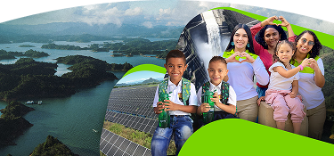 Cinco personas sonríen; una mujer y un niño hacen corazón con las manos y otros sostienen botellas verdes. Al fondo, embalse de Guatapé y paneles solares
